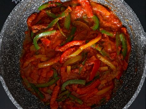 Fried Bell Peppers, No Onion No Garlic Recipes, No Garlic Recipes, Indian Diet, Tomato Gravy, Filling Lunch, Fenugreek Leaves, Paneer Recipes, Vegetable Curry