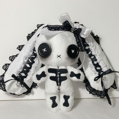 Creepy Bunny Plush, Scary Plushies, Weird Plushies, Creepy Plushies, Gothic Bunny, Diy Plushies, Creepy Stuffed Animals, Creepy Cute Fashion, Doll Plushies