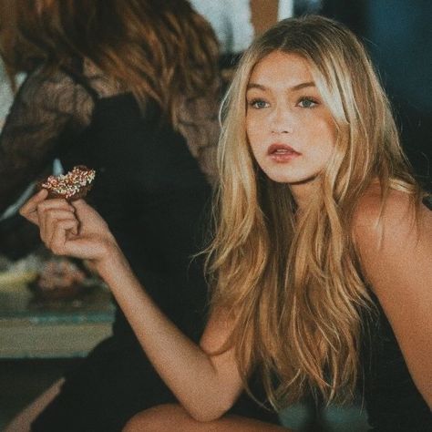 Gigi Hadid Outfits, Bella Gigi Hadid, Hadid Sisters, Model Inspo, Model Aesthetic, Model Life, Gigi Hadid, Hair Inspo, Natural Makeup