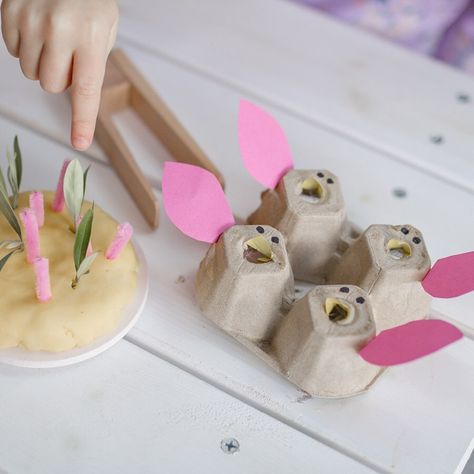 Melbourne Mum & Stylist on Instagram: “⭐️INVITATION TO PLAY⭐️ Earlier this week Hazel asked me what birdies eat, so today I set up this little baby bird feeding activity that I…” Kids Art Space, Preschool Fine Motor Skills, Invitation To Play, Baby Bird, Baby Feeding, Birdy, Fine Motor Skills, Space Art, Bird Feeders