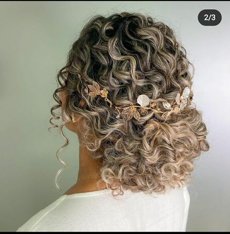 Curly Hair Bride Updo, Short Curly Wedding Hairstyles, Wedding Updo Curly Natural Curls, Loose Curly Bun Wedding, Short Curly Hairstyles For Wedding, Naturally Curly Low Bun Wedding, Curly Bridesmaid Hairstyles, Super Curly Updo Wedding, Curly Women