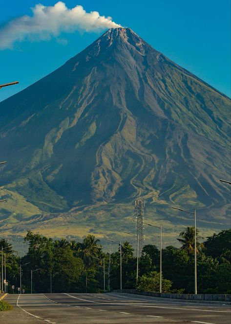 Mayon Volcano Aesthetic, Tropical Volcano, Mount Mayon, Philippines Wallpaper, Volcano Wallpaper, Volcano Pictures, Gymnastics Wallpaper, Mayon Volcano, Pablo Picasso Drawings