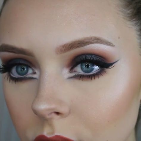 Love this Black Swan inspired makeup! 👀✨ By @cosmobyhaley | #OMGHairMakeup #MUA #Makeup Swan Inspired Makeup, Recital Makeup, Black Swan Makeup, Ballet Makeup, Ballerina Makeup, Competition Makeup, Dramatic Wedding Makeup, The Black Swan, Theatre Makeup