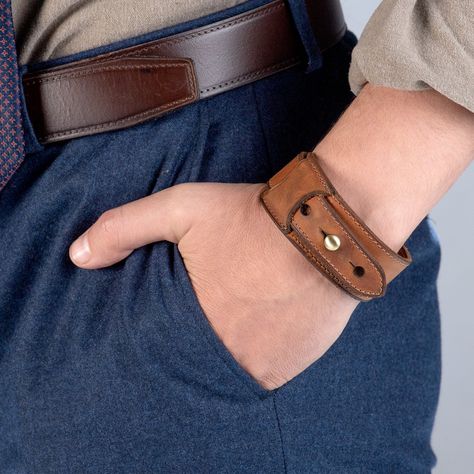 Text Cool, Custom Cuff Bracelet, Male Friends, Personalized Leather Bracelet, Cuff Bracelets Handmade, Handmade Leather Bracelets, Stil Boho, Diy Bags Purses, Brown Leather Bracelet