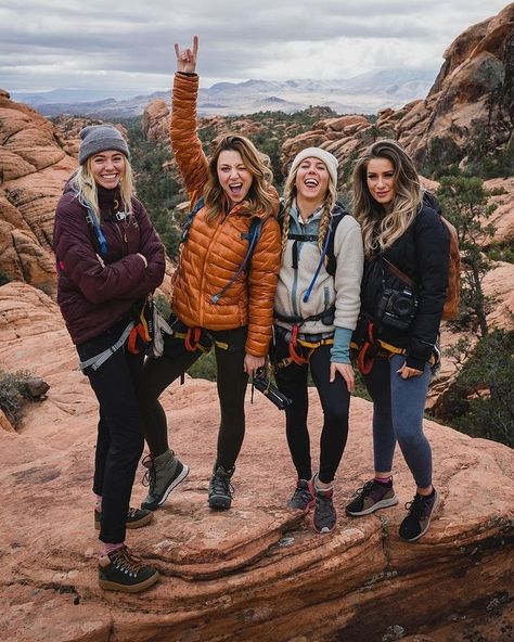 33 Fabulous American Cities for the Best Girl's Trips - The Getaway Weekend Getaway Outfits, Wander Outfit, Trekking Outfit, Hiking Attire, Hiking Girl, Samba Adidas, Cute Hiking Outfit, Hiking Outfit Women, Trip Outfits