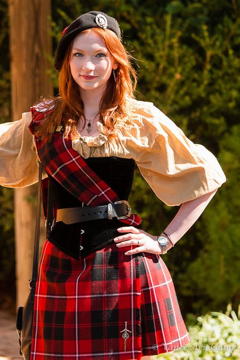 Great for Scottish/Irish Weekend. (Texas Renaissance Festival, 2013) Lorna Mcnessie, Scottish Costume, Scottish Dress, Scottish Women, Scottish Clothing, Tartan Fashion, Scottish Culture, Fest Outfits, Historical Reenactment