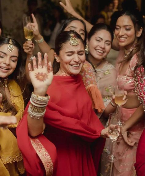 Mehendi Photography, Bangle Ceremony, South Movie, Indian Wedding Poses, Alia Bhatt Photoshoot, Indian Bride Outfits, Indian Wedding Photography Poses, Mehndi Photo, Traditional Indian Outfits