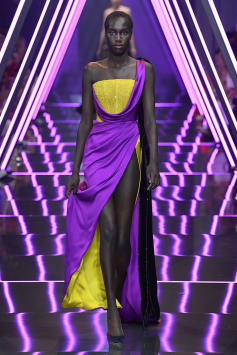 Ralph&Russo Couture Fall 2018 Purple Runway Fashion, Harmony Clothes, Purple Runway, Ralph Russo Couture, Ralph Russo, High Fashion Dresses, Led Fashion, Ralph And Russo, Purple Outfits