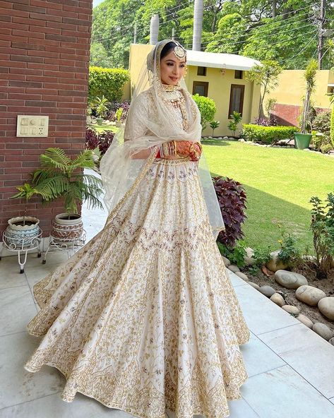 Rich Dresses, Bridal Choli, White Bridal Lehenga, Bridal Entry, Lehenga Bridal, Bridal Lehenga Designs, Indian Bridal Lehenga, Pakistani Fancy Dresses, Lehenga Designs