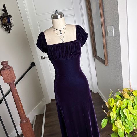 90s Semi Formal Dresses, 1990s Dresses Formal, Gothic Velvet Dress, Purple 90s Dress, Purple Velvet Dress Outfit, 90s Goth Prom Dress, Purple Velvet Prom Dress, Dark Purple Dress Formal, Dark Purple Homecoming Dress