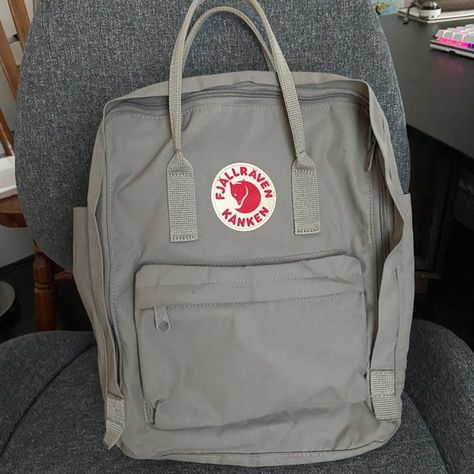 Fjallraven kanken backpack light grey Fjallraven Backpack, Bedroom Girl, Backpack Fjallraven, Grey Backpacks, Light Backpack, Baby Bedroom, Baby Bedding, Girl Backpacks