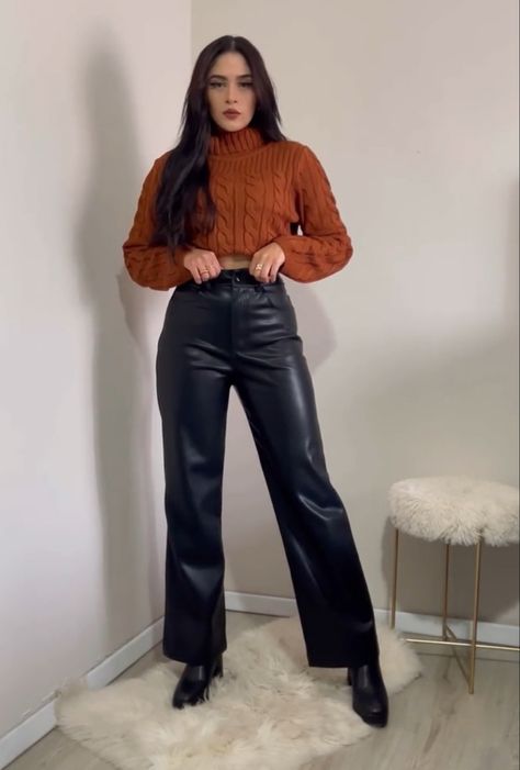 Fall High Waist Leather Pants With Zipper, Pantalon Piel Outfits, Formal Fall High-waisted Leather Pants, Fall Night Out Flare Leather Pants, Winter Party High-waisted Leather Pants, Outfit Pantalon Vino, Raining Day Outfit, Black Leather Pants Outfit, Outfit Engagement