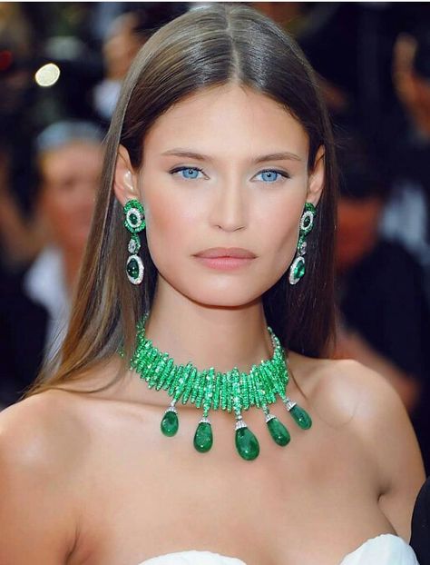 Bianca Balti Bianca Balti, Green Jewelry, Emerald Necklace, Dating Profile, Emerald Jewelry, Mode Inspiration, High Jewelry, Girls Best Friend, Dating Site