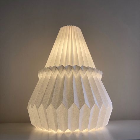 Biomimicry Lamp, Origami Lamps, Paper Light Shades, Eco Friendly Interior Design, Origami Lights, Recycled Lamp, Interior Design Lighting, Origami Home Decor, Origami Lampshade