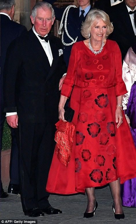 Anna Valentine, Camila Parker, Royal Gowns, Prinz Charles, Rainha Elizabeth Ii, Camilla Duchess Of Cornwall, Queen Consort, Red Satin Dress, Prince Charles And Camilla