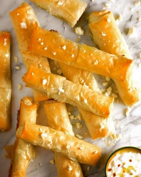 Crispy Leek, Spinach and Feta Filo Rolls - Marilenaskitchen Spinach Feta Filo, Spinach Filo, Party Food For A Crowd, Bbq Appetizers, Greek Appetizers, Leek Recipes, Make Ahead Appetizers, 2023 Recipes, Spinach Feta