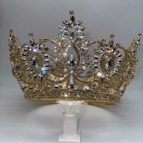 - Brand New - Large Statement Tiara Color: Gold Alloy Measurements: - Height: 5”, Head/Bottom Width 6 3/4”, Outer Width Approx 10” Inches. This Is A Beautiful Large Tiara Measuring At Its Highest Point About 5 Inches. Wear This To Your Upcoming Wedding, Quinceaera / Quinceanera, Sweet 16, Or Pageant, Event. This Crown Is Very Large And Regal Similar To Dubai Style Tgs Ball Home Coming Pageant Large Extra Large Crown Tiara Gold Tone Pretty Tiaras, Quince Crowns, Royalty Crown, Tiara Gold, Royal Crown Jewels, Crown Aesthetic, Pageant Crowns, Royal Crowns, Dubai Style