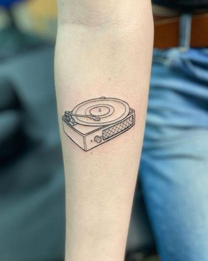 Turntable Tattoo, Hardcore Tattoos, Record Tattoo, Record Player Tattoo, Vinyl Tattoo, Basic Tattoos, Hip Thigh Tattoos, Stick N Poke Tattoo, Poke Tattoo