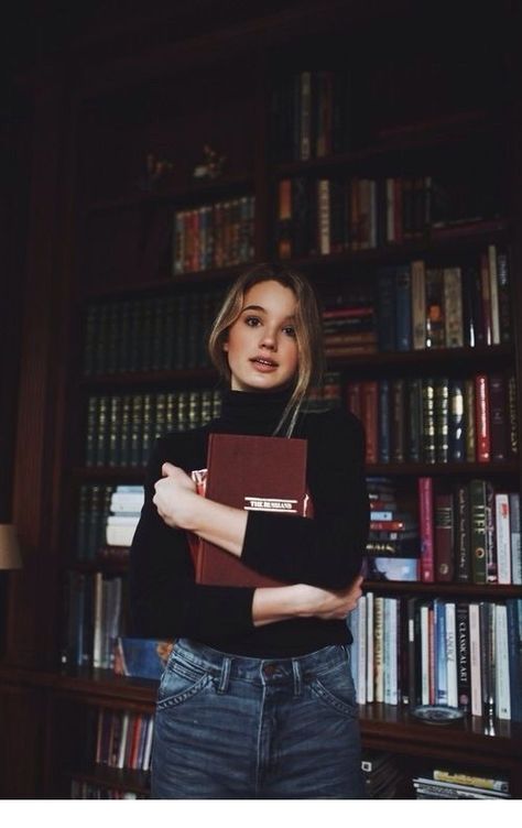 Library Shoot, Library Photoshoot, Library Photo Shoot, Library Girl, Foto Tips, Instagram Look, Grad Photos, Girl Reading, Shooting Photo