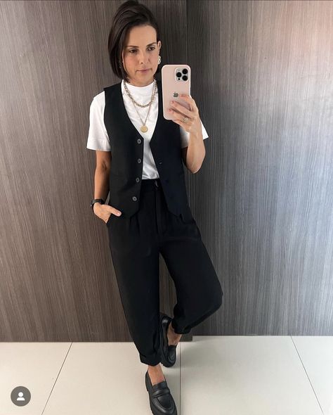 Black Waistcoat Outfit Women, Outfit Bogota, Black Waistcoat Outfit, Waistcoat Outfit Women, Sweater Vest Outfit Women, Black Vest Outfit, Ootd Work, Waistcoat Outfit, Vest Outfits For Women