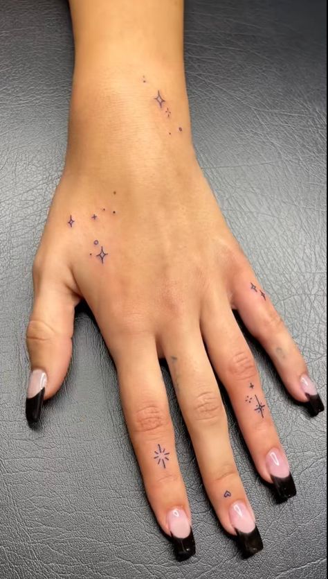 42 Tattoo, Tato Minimal, Tato Henna, Hand And Finger Tattoos, Pretty Hand Tattoos, Muster Tattoos, Small Pretty Tattoos, Petite Tattoos, Inspiration Tattoo