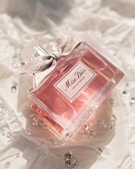 Perfume Photography Ideas, Perfume Christmas, Wedding Perfume, Dior Fragrance, Perfume Photography, Christmas Ad, Dior Beauty, Christmas Photography, Romantic Evening