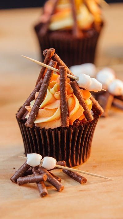 Create your own bonfire without having to go outside in the cold! Cupcake Receptek, Campfire Cupcakes, Outside Picnic, Fun Cupcakes, Camping Meals, Chocolate Cupcakes, Finger Food, Let Them Eat Cake, Cupcake Recipes