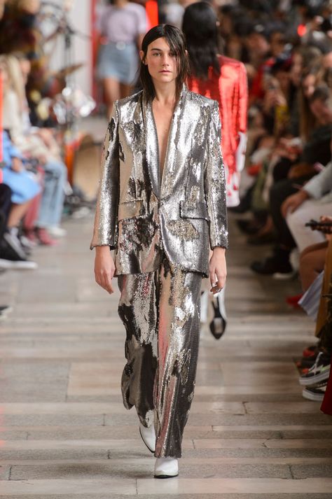 Silver Couture, 2018 Fashion Trends, Fashion Studies, Sparkle Outfit, Ny Outfits, Nye Dress, Runway Outfits, Chrome Silver, Luxury Wear