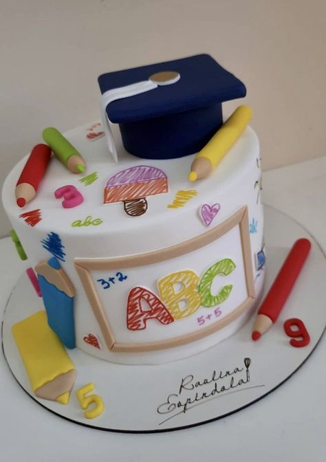 Kindergarten Graduation Cake, Teachers Day Cake, Preschool Graduation Party, Graduation Cake Designs, Kindergarten Graduation Party, Teacher Cakes, Graduation Party Cake, Fondant Cake Designs, School Cake