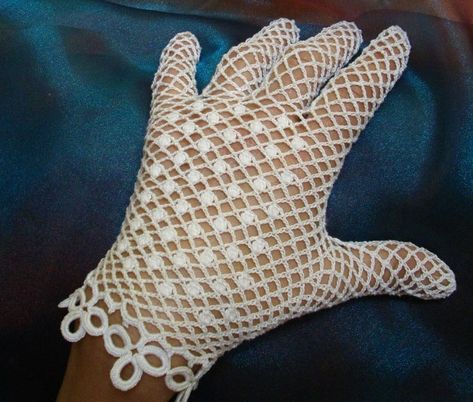 Gants au crochet d'art dentelle de résille fine et dentelle irlandaise en coton blanc. Knitted Gloves Mittens, Crochet Jewlery, Vintage Crochet Patterns, Gloves Pattern, Lace Gloves, Crochet Gloves, Wedding Dress Accessories, Shawl Scarf, Irish Crochet