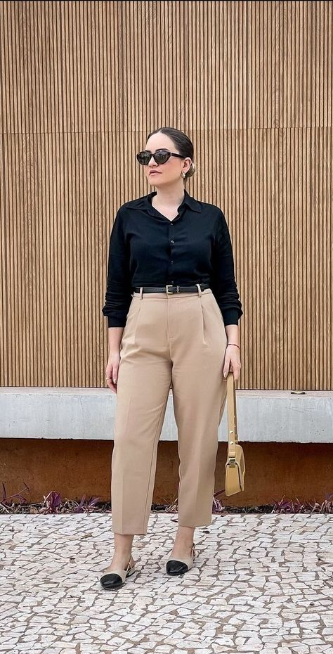 Casual Work Outfits Beige Pants, Semi Formal Work Outfit Women, Brown Work Pants Outfit, Business Casual Khaki Pants, Outfit Con Pantalon Beige, Khaki Pants Outfit Women Work, Khaki Pants Outfit Women, Fall Business Casual Outfits, Pants Outfit Work