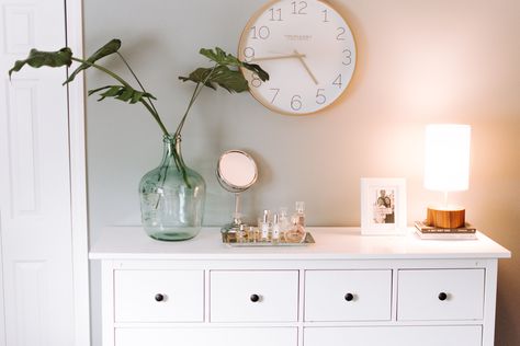 Is your dresser a disaster with clothing everywhere? We'll have your dresser drawers organized and ready for Pinterest if you follow these 10 tips. Drawer Top Decor, Organize Dresser Top, Dresser Top Ideas, Decor Dresser Top, Dresser Top Decor, Dresser Top Organization, Bedroom Dresser Styling, Dresser Styling, Top Of Dresser