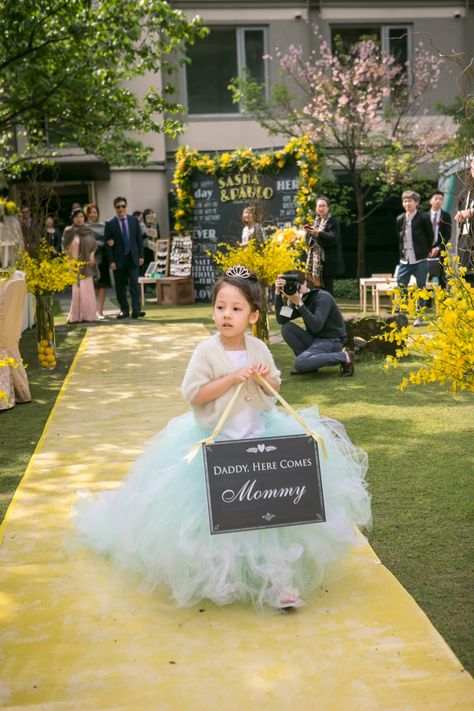 Daddy Here Comes Mommy Sign, Future Wedding Plans, Wedding 2024, Wedding Flower Girl, Mexico Wedding, Cute Flower, Wedding Plans, Wedding Sign, Here Comes