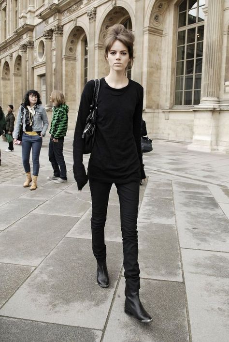 Freja Beha, Freja Beha Erichsen, Rocker Look, Uniform Fashion, All Black Outfit, Models Off Duty, Signature Look, Girls Jacket, Fashion Face