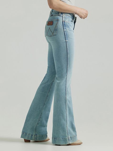 Current Outfits For Women, Yellowstone Women Outfits, Wranglers For Women, Fall Retro Outfits, Pants And Cowboy Boots Outfit, Wrangler Flare Jeans, Country Teacher Outfits, Wranglers Outfit, Jackson Hole Wyoming Summer Outfits