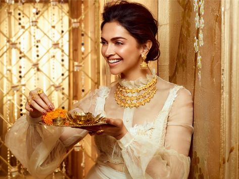 Indian’s obsession with gold is still unmatched. Buying gold jewellery for wedding could be tricky at times. Gold is still considered to be one of the most prized asset. And… The post 10 Things to Remember Before Buying Gold Jewellery appeared first on Candy Crow. Deepika Padukone Latest, Tanishq Jewellery, Dipika Padukone, Deepika Padukone Style, Buy Gold Jewelry, Jewellery Showroom, Bridal Guide, Buying Gold, Things To Remember