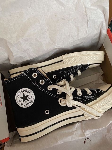 Shoes Wishlist, Converse 70s, Converse Aesthetic, Chuck 70s, Black Chucks, How To Tie Shoes, Black Glamour, Skater Shoes, Dr Shoes