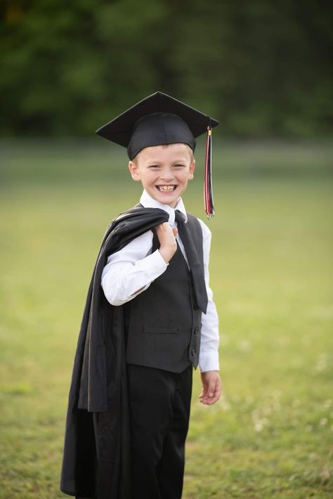 Toddler Graduation Pictures, Kinder Photoshoot, Prek Graduation Photo Ideas, Kindergarten Photoshoot, Preschool Cap And Gown, Kindergarten Photography, Kindergarten Graduation Pictures, Vpk Graduation, Kindergarden Graduation