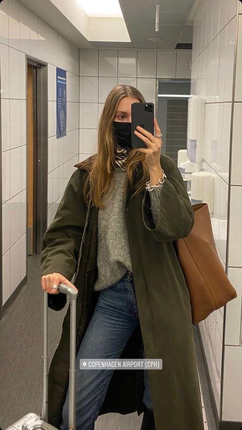 Fall Airport Outfit, Amalie Moosgaard, Cold Fashion, Cold Weather Outfit, Trench Coat Outfit, Daily Outfit Inspiration, Winter Fashion Outfits Casual, Coat Outfit, Tennis Fashion