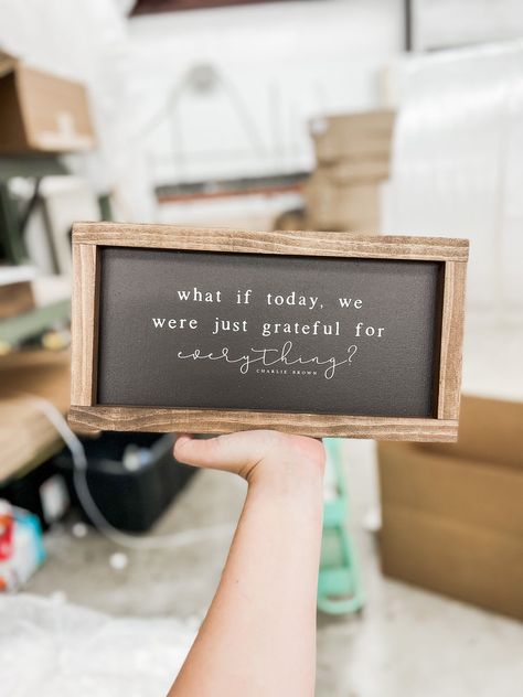 Fall Pegboard Quotes, Small Signs Sayings, Thanksgiving Signs And Sayings, Cute Wood Signs, Fall Office Decor, Signs For The Home, Signs To Make, Grateful For Everything, Thanksgiving Sign