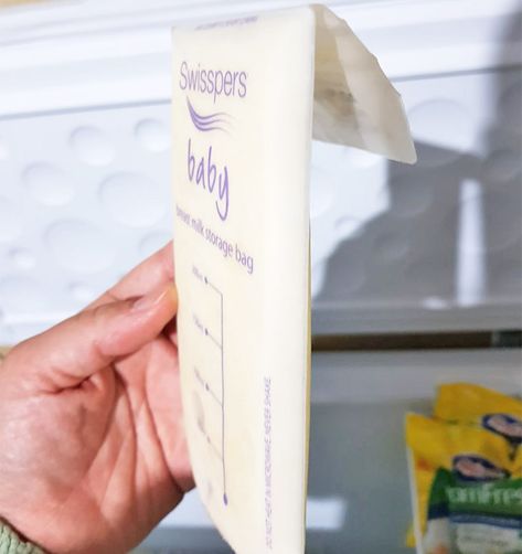 Frozen breastmilk flat storage hack Breast Milk Storage Hacks, Breastmilk Freezer Storage, Freezing Breastmilk, Storing Breastmilk, Freezer Storage, Bagged Milk, Breastmilk Storage, Creative Storage, Clever Hacks