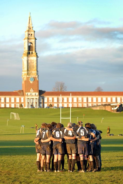 Rugby huddle at RHS Rugby Aesthetic, Touch Rugby, Rugby Memes, Angus Thongs And Perfect Snogging, Rugby Wallpaper, Rugby Baby, Rugby School, Keeping 13, Irish Rugby