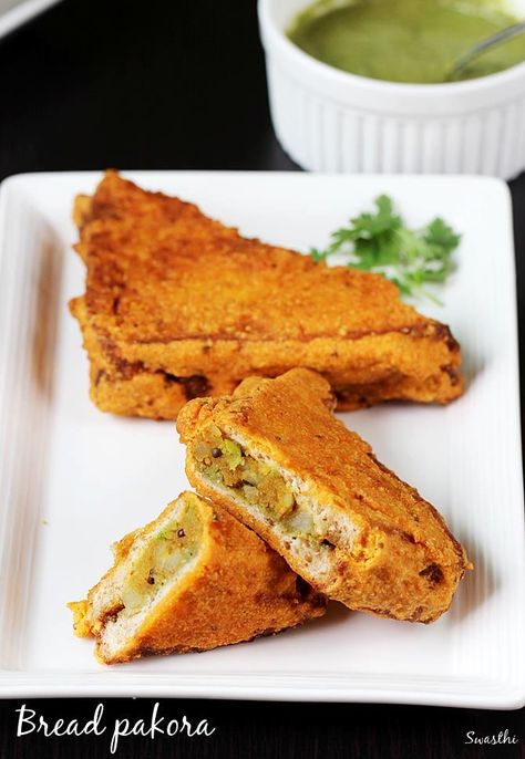 Bread pakora recipe - One of the popular street food also known as bread pakoda or bajji. Potato stuffed bread sandwiches dipped in pakora batter and fried. Indian Tapas, Indian Dahl, Easy Indian Snacks, Bread Pakoda, Bread Snacks Recipe, Maharashtrian Food, Curry Vegetarian, Bread Pakora, Potato Stuffed