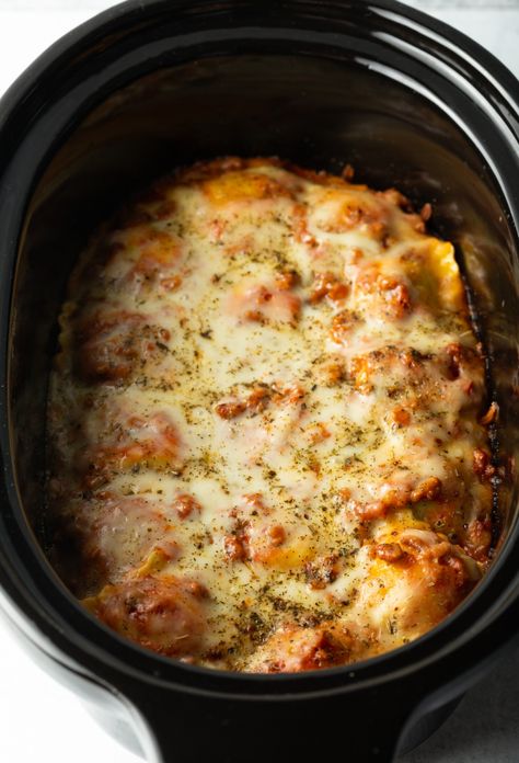 Ravioli lasagna cooked in a slow cooker. Slow Cooker Lasagna Casserole, Crockpot Ravioli Lasagna, Slow Cooker Ravioli Lasagna, Crockpot Mushrooms, Slow Cooker Ravioli, Crockpot Ravioli, Ravioli Casserole, Spinach Ravioli, Mushroom Ravioli