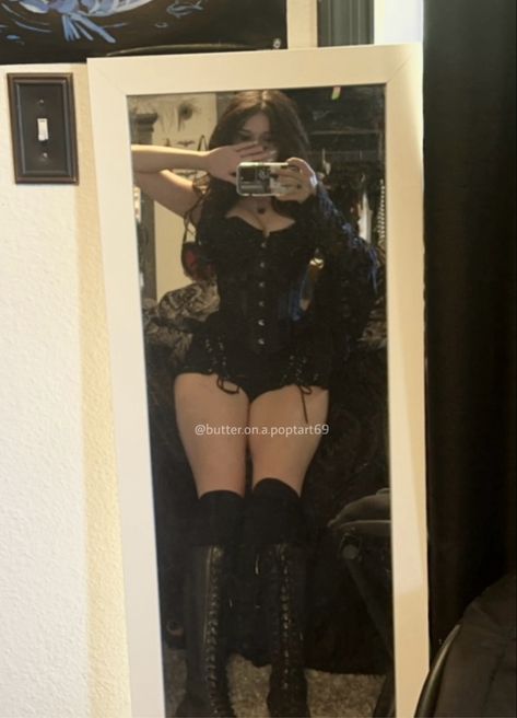 Casual Outfit Pictures, Thick Emo Outfits, Goth Mirror Selfie, Thick Emo Goth, Gothic Baddie Outfits, Goth Mommy Aesthetic, Goth Mommy Outfits, Goth Mommy Gf, Goticas Aesthetic Outfit