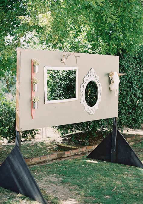 Outdoor Photo Booths, Diy Wedding Photo Booth, Deco Champetre, Photos Booth, Diy Photo Booth, Wedding Photo Booth, Booth Ideas, Photo Booth Backdrop, Outdoor Photos