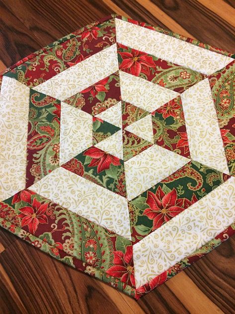 Christmas Quilting Ideas, Quilt Hexagon, Pinecone Tree, Christmas Table Runner Pattern, Quilted Table Runners Christmas, Christmas Quilting Projects, Christmas Table Toppers, Table Topper Patterns, Quilted Table Topper