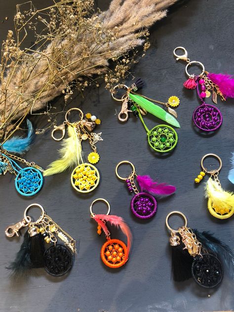 Crochet Dream Catcher Keychain, Dreamcatcher Keychain Diy, Yarn Keychain Diy, Dreamcatcher Keychain, Diy Crafts Easy At Home, Dream Catcher Keychain, Dream Catcher Jewelry, Dream Catcher Patterns, Dream Catcher Decor