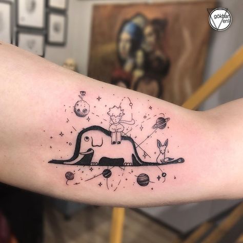 Tatuagem do Pequeno Príncipe: 30 desenhos perfeitos para quem é fã Prince Tattoo, Little Prince Tattoo, Prince Tattoos, Cozy Cuddles, Tatuaje A Color, Gothic Tattoo, Book Tattoo, Little Tattoos, Little Prince