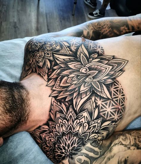 Men Stomach Tattoos Ideas, Chest And Arm Tattoo, Tattoo Ideas For Men Sleeve, Flower Tattoo Fine Line, Men Sleeve Tattoo, Drawing Meaningful, Butterfly Tattoo Hand, Mandala Chest Tattoo, Tattoo Main